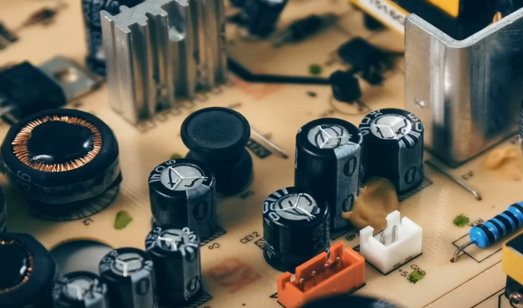 What are MOM capacitors and how are they manufactured?
